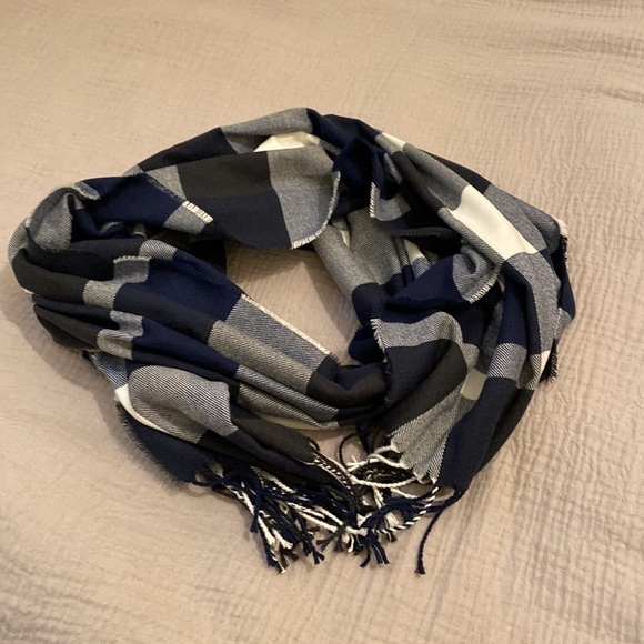 Plush scarf . Very good condition. 26”70” - Picture 7 of 7